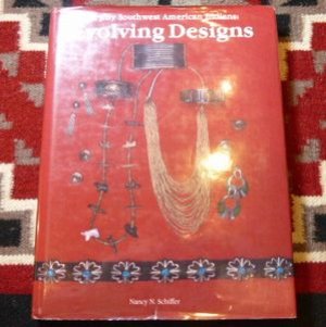 画像1: 古洋書　「Evolving Designs」　1990年発行　ハードブックカバー付き洋書